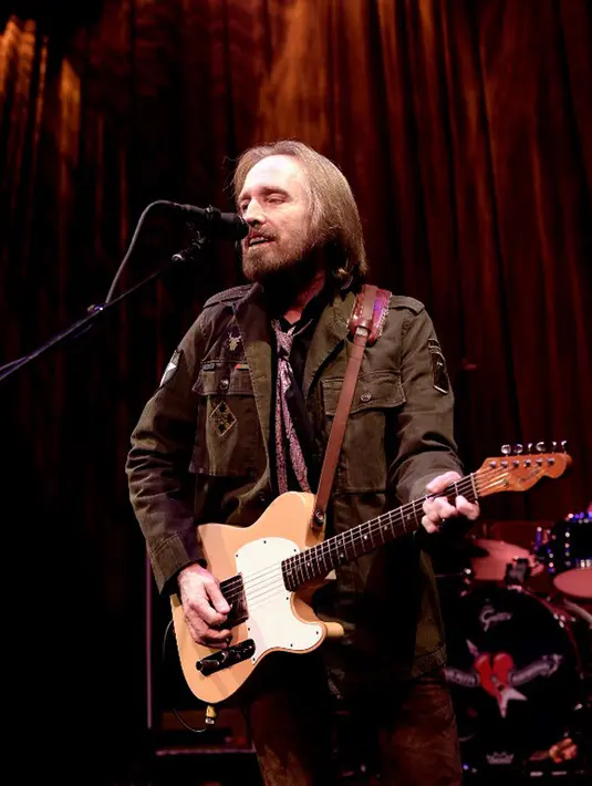 Pemilik nama asli Thomas Earl Petty ini meninggal dunia dalam usia 66 tahun. Musisi legendaris ini ternyata memiliki keahlian di berbagai bidang. Ia dikenal sebagai penyanyi, pencipta lagu hingga gitaris yang dari Amerika Serikat. (AFP/Kevin Winter)