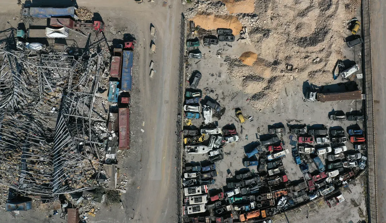 Foto udara menunjukkan kendaraan impor yang rusak akibat ledakan besar di pelabuhan Beirut, Lebanon (26/8/2020). Ledakan tersebut menewaskan sedikitnya 181 orang, melukai lebih dari 6.500 dan meninggalkan puluhan orang. orang tunawisma. (AFP)