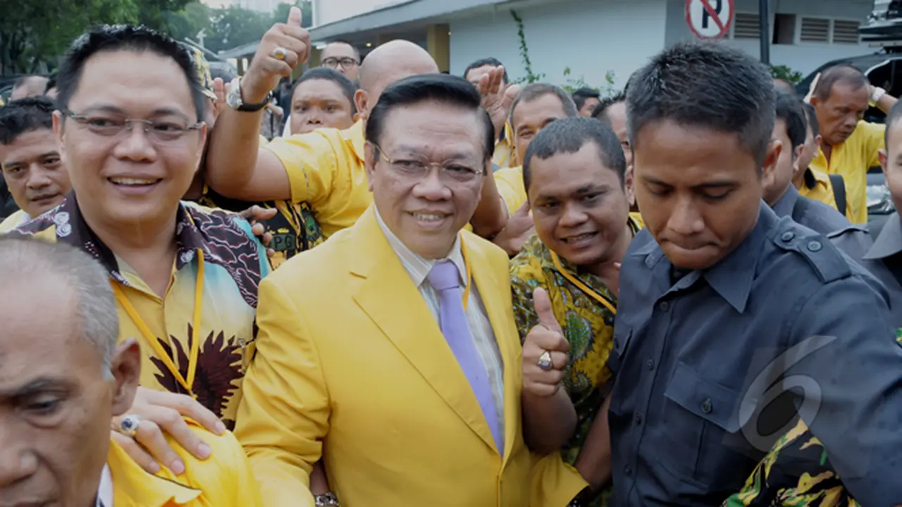 Senyum Kemenangan Agung Laksono