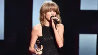 Taylor Swift menerima penghargaan sebagai `Artis of the Year`
