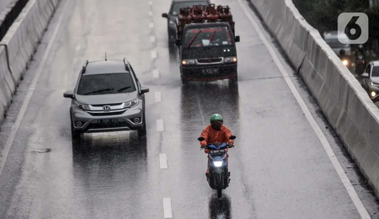 Pengendara sepeda motor menerobos Jalan Layang Non Tol (JLNT) Casablanca saat hujan, Jakarta, Minggu (20/12/2020). Aksi nekat pengendara sepeda motor tersebut dapat mengancam keselamatan diri serta pengguna jalan lain. (merdeka.com/Iqbal S. Nugroho)