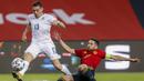 Bek Kosovo, Lirim Kastrati (kiri) berebut bola dengan bek Spanyol, Jordi Alba dalam laga lanjutan Kualifikasi Piala Dunia 2022 Zona Eropa Grup B di La Cartuja Stadium, Sevilla, Rabu (31/3/2021). Kosovo kalah 1-3 dari Spanyol. (AP/Miguel Angel Morenatti)