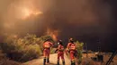 Personel Unit Darurat Militer Spanyol (UME) berupaya memadamkan kebakaran hutan di dekat Navas del Rey, sekitar 55 kilometer di barat daya Madrid, Spanyol, Senin, 27 Juli 2026. (AFP/ Handout / UME)