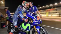 Pebalap Movistar Yamaha, Maverick Vinales, menempati posisi kedua pada hari pertama tes pramusim MotoGP 2017 di Sirkuit Losail, Qatar, Jumat (10/3/2017). (motogp.com)