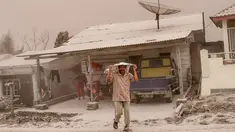 Warga menutupi kepalanya untuk menghindari abu vulkanik akibat erupsi Gunung Sinabung yang menghujani Desa Tiga Pancur, Karo, Sumatera Utara, Rabu (2/8). Sinabung meluncurkan awan panas hingga 20 kali sepanjang hari ini disertai erupsi. (IVAN DAMANIK/AFP)