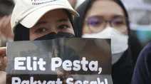 Salam Tiga Jari Warnai Aksi Mahasiswa di Bundaran HI