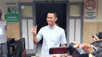 Gunakan Kemeja Biru, Firhando Gumelar Nyoblos di TPS 11 Batu