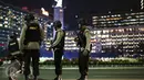 Sejumlah petugas bersenjata lengkap berjaga-jaga dikawasan Bunderan HI, Jakarta, Selasa (6/7). Perketat pengamana tersebut dilakukan untuk mengantisipasi pasca bom bunuh diri di halaman Mapolres Solo.(Liputan6.com/Faizal Fanani)