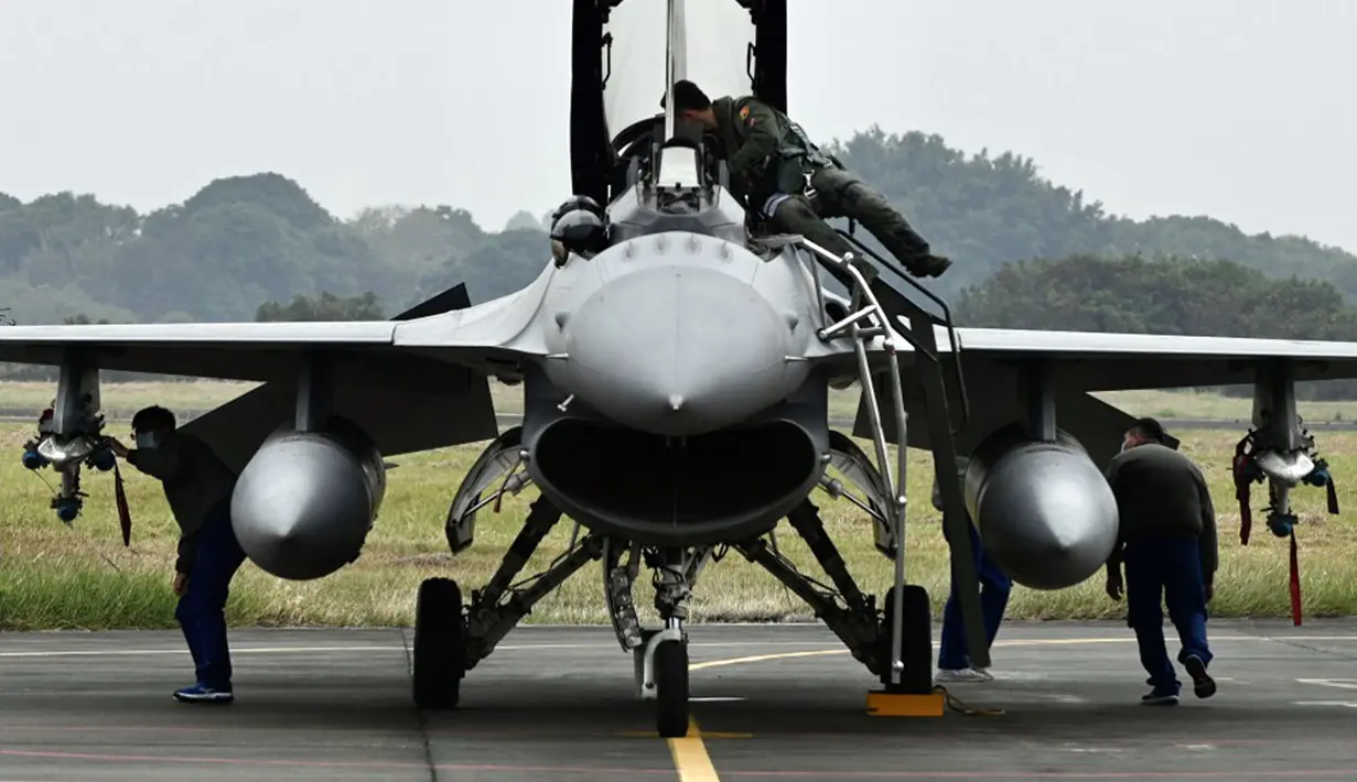 Tentara Angkatan Udara Taiwan memeriksa jet tempur F-16V saat latihan di Chiayi, Taiwan, Rabu (5/1/2022). Pilot Angkatan Udara Taiwan melakukan latihan untuk mensimulasikan intersepsi pesawat China ke zona identifikasi pertahanan udara Taiwan. (Sam Yeh/AFP)