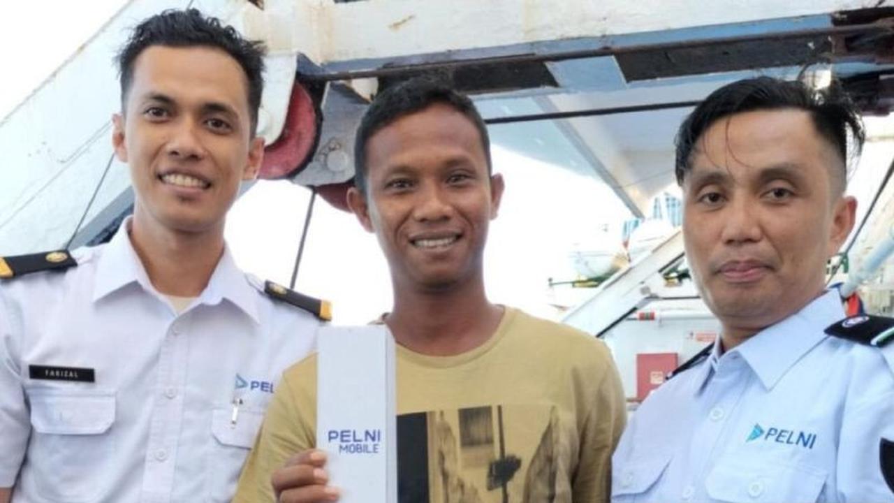 Wow, Ada 250 Suvenir! Pelni Ambon Bagikan Kipas dan Botol Minum Gratis di Hari Pelanggan Nasional