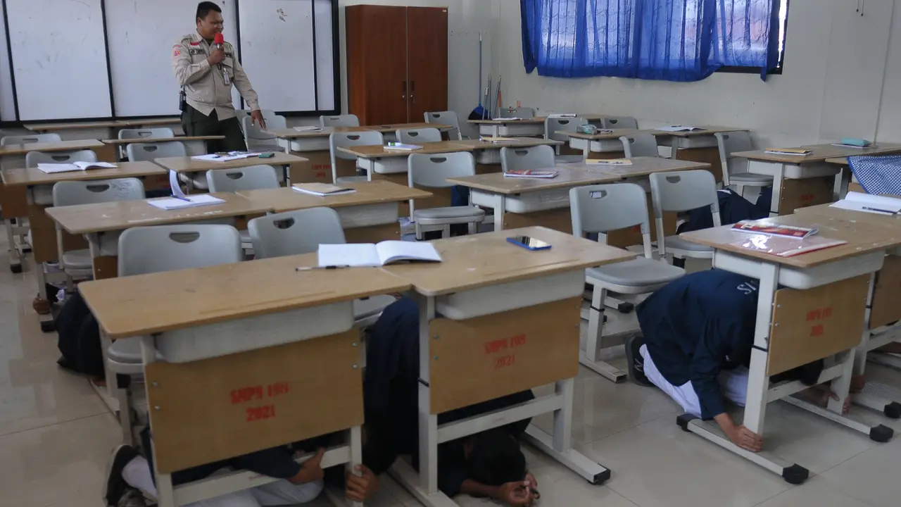 Gempa kembali menggetarkan Indonesia pada hari ini, Kamis (5/10/2023). Hingga pukul 20.10 WIB, ada tiga kali gempa hari ini yang terjadi di Bumi Pertiwi.