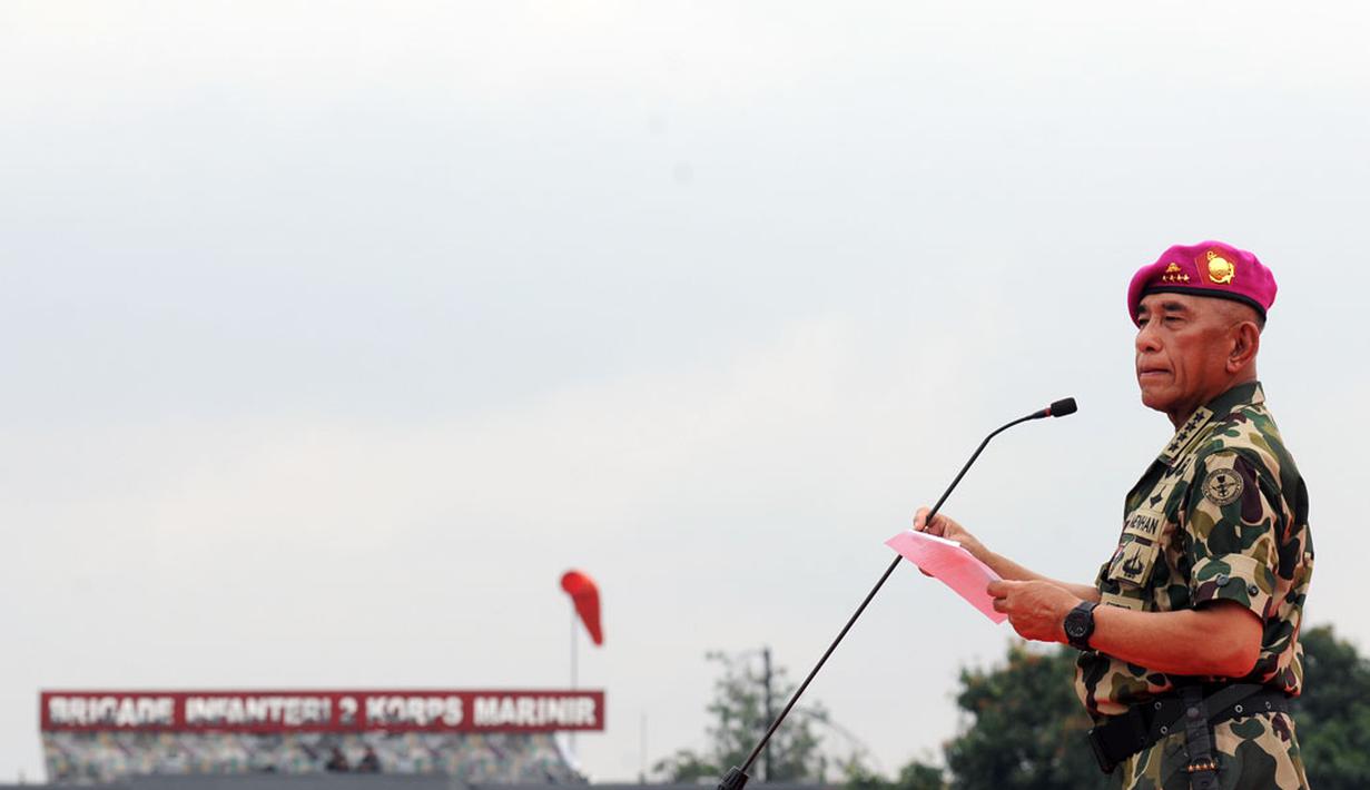 Menteri Pertahanan Jenderal TNI Purnawirawan Ryamizard Ryacudu memberikan amanat kepada prajurit Korps Marinir usai penyematan brevet dan baret kehormatan di Lapangan Apel Kesatrian Marinir, Cilandak, Jakarta (9/12/2014). (Liputan6.com/Helmi Fithriansyah)