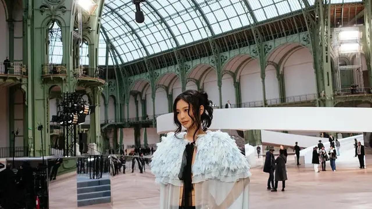 6 Gaya Jennie Blackpink dengan Sheer Bra dan Cape Dramatis di Chanel SS25 Couture Show, Akrab Bareng Kylie Jenner