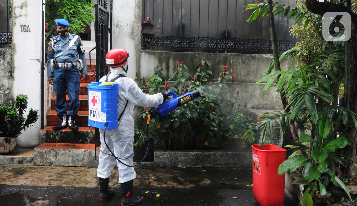 Petugas PMI melakukan penyemprotan disinfektan pada rumah warga di RW 09 Kompleks TNI AL Gandaria, Jakarta Selatan, Senin (14/2/2022). Penyemprotan yang difasilitas Satgas Covid 19 Lantamal III TNI AL tersebut dilakukan untuk mencegah penyebaran COVID-19 varian Omicron. (merdeka.com/Arie Basuki)