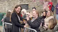 Kate Middleton dan Pangeran William Melakukan Kunjungan Pertama ke Aberfan, Wales. Tak Disangka, Ada Bayi yang Terkesima dengan Tas Milik Kate Middleton dan Ingin Mengambilnya. (Foto: Independent.co.uk)