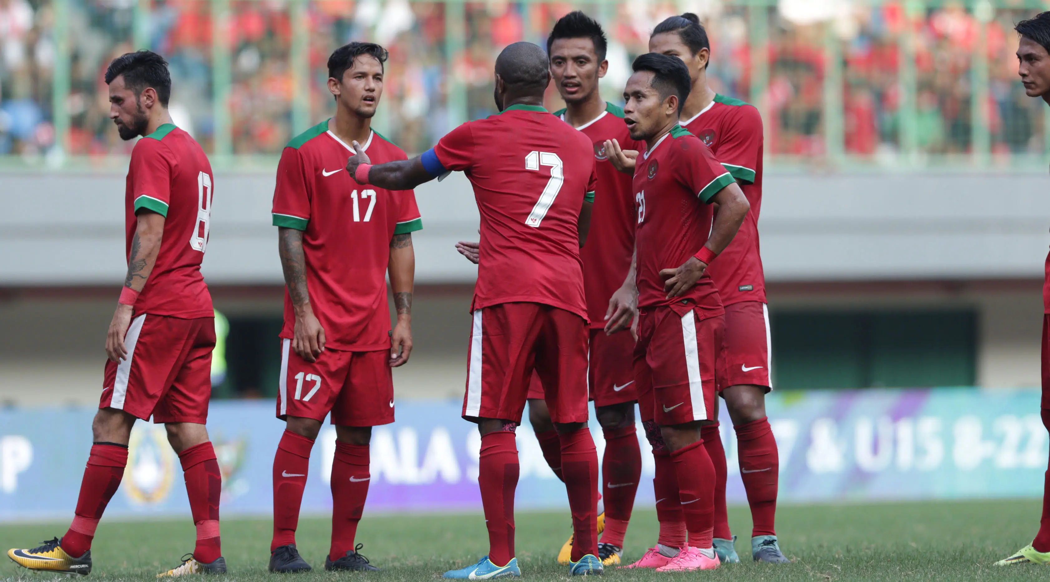 Kapten timnas Indonesia, Boaz Solossa sedang memberikan instruksi kepada rekan-rekannya saat melawan Fiji. Duel yang berlangsung di Stadion Patriot Chandrabhaga, Bekasi, Sabtu (2/9/2017), itu berakhir dengan skor 0-0. (Liputan6.com/Helmi Fithriansyah)