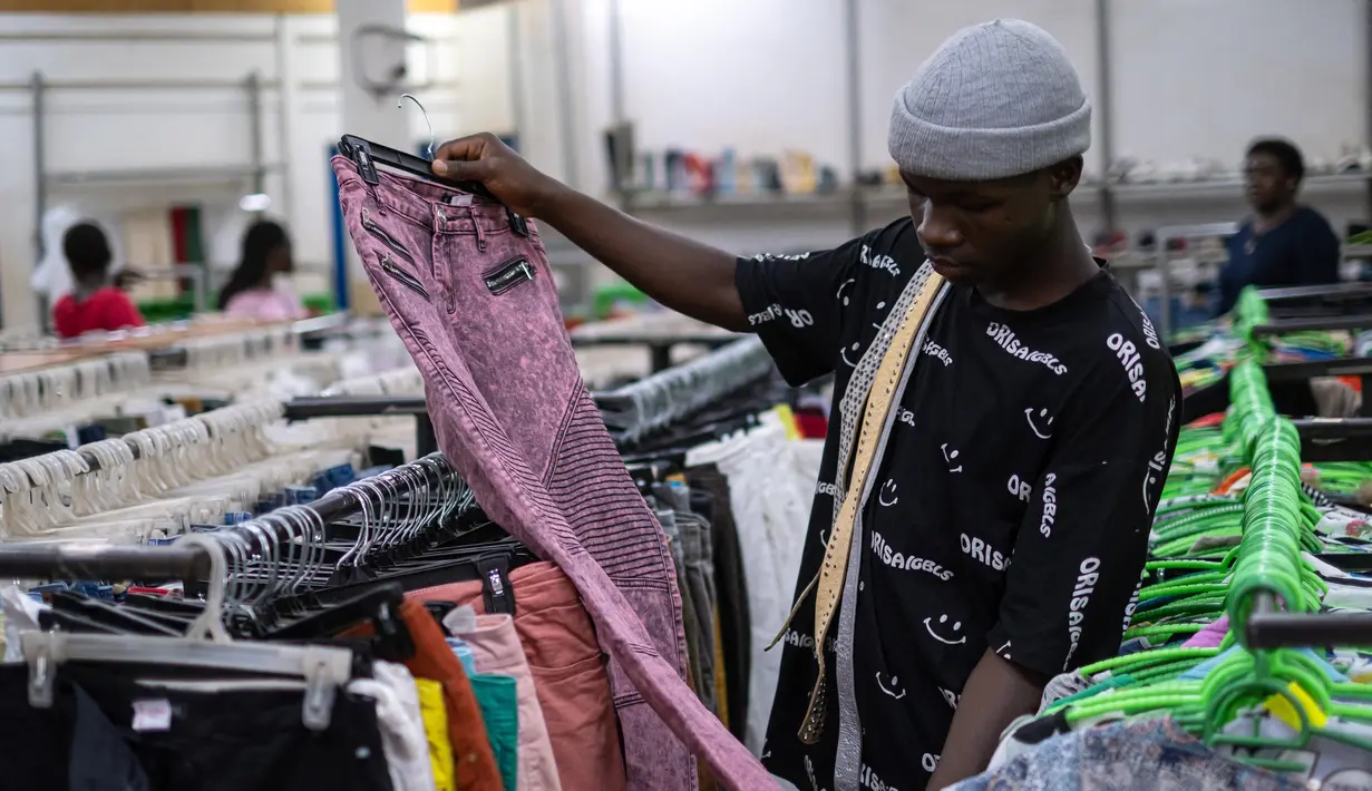 Di sini, sebuah blazer Pierre Cardin bekas dijual seharga 40.000 shilling Uganda ($11), jauh lebih murah daripada harga blazer baru. (BADRU KATUMBA / AFP)