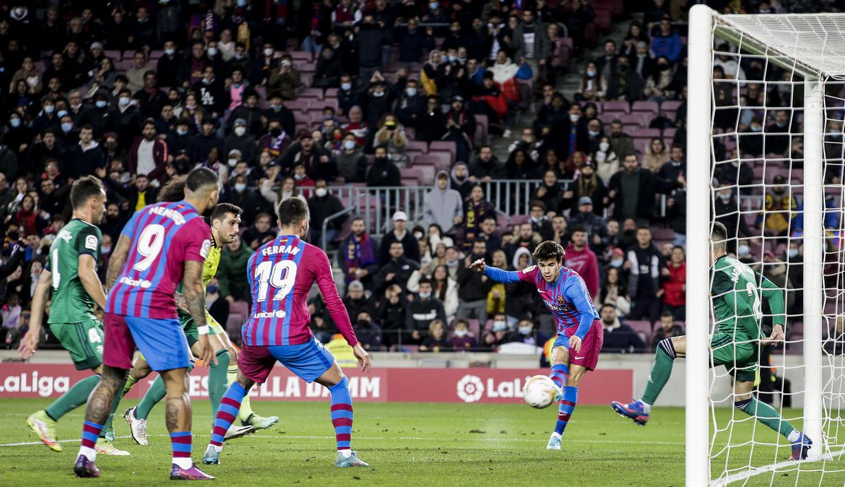 Barcelona memperlebar jarak skor tepat pada menit ke-75. Riqui Puig menghasilkan gol keempat dari bola muntah hasil tembakannya yang sempat ditahan oleh Herrera. (AP Photo/Juan Monfort)