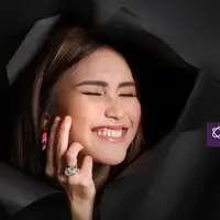 Ayu Ting Ting berusaha untuk berbakti pada kedua orangtuanya. (Fotografer: Bambang E. Ros, Make up by: @hellomorin, Wardrobe: @lunahabit, Stylist: Indah Wulansari, Digital Imaging: Muhammad Iqbal Nurfajri/Bintang.com)