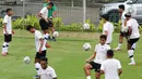 Para pemain Timnas Indonesia U-22 saat mengikuti sesi latihan tim di Lapangan A Senayan, Jakarta, Kamis (2/3/2023). Latihan timnas U-22 langsung dipimpin oleh Indra Sjafri. (Liputan6.com/Herman Zakharia)