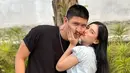 <p>Rasa bahagia sedang meliputi keluarga Aditya Zoni dan Yasmine Ow. Beberapa waktu lalu, mereka sudah mengumumkan kehamilan anak pertama. (Instagram/yxsmine.ow)</p>