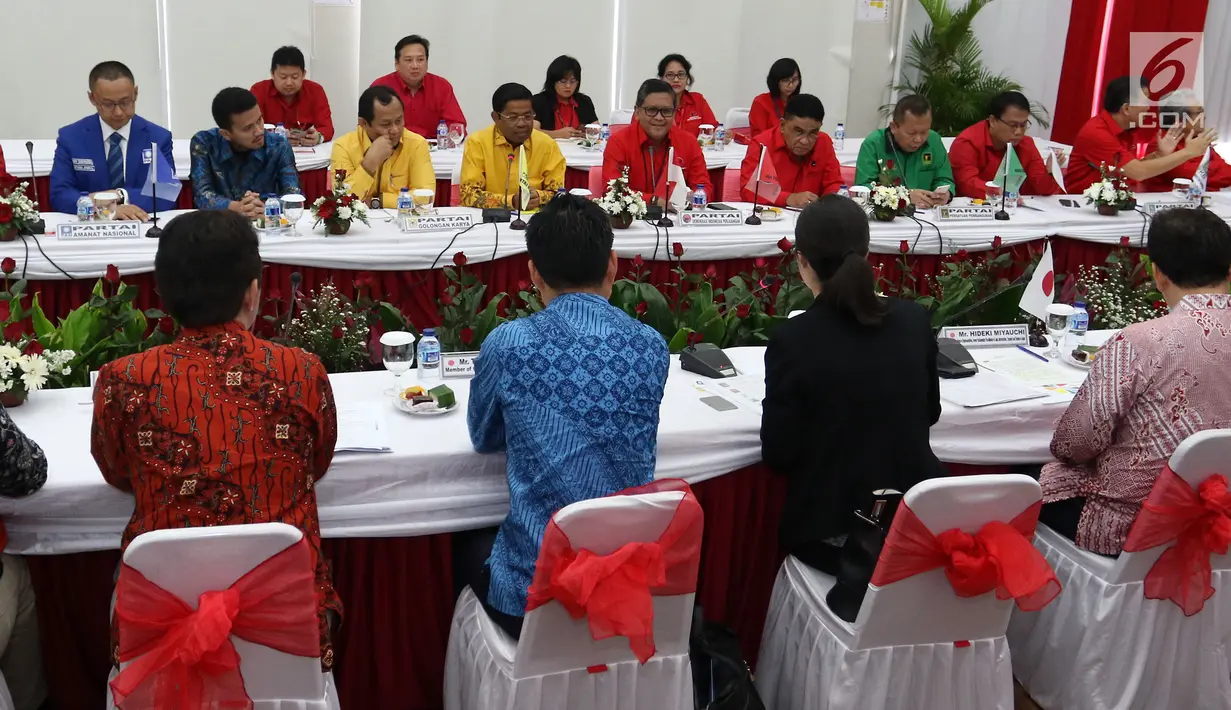 Suasana pertemuan partai politik (parpol) pendukung pemerintahan Jokowi - JK dengan utusan Perdana Menteri (PM) Jepang Shinzo Abe di Kantor DPP PDIP, Jakarta, Kamis (18/1). Pertemuan membahas kerja sama Indonesia-Jepang ke-60. (Liputan6.com/Angga Yuniar)
