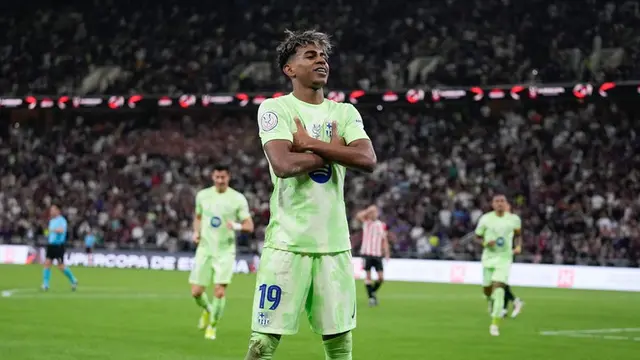 Selebrasi Lamine Yamal dalam laga semifinal Supercopa de Espana 2025 antara Athletic Bilbao vs Barcelona, Kamis (9/1/2025). (c) AP Photo/Altaf Qadri