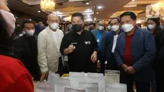 Menteri Koperasi dan UKM Teten Masduki, Menteri BUMN Erick Thohir dan Direktur Utama PT Bank Syariah Indonesia Tbk Hery Gunardi saat meninjau pameran pada peluncuran Talenta Wirausaha BSI di SMESCO, Jakarta, Rabu (19/10/2022). (Liputan6.com/HO/BSI)