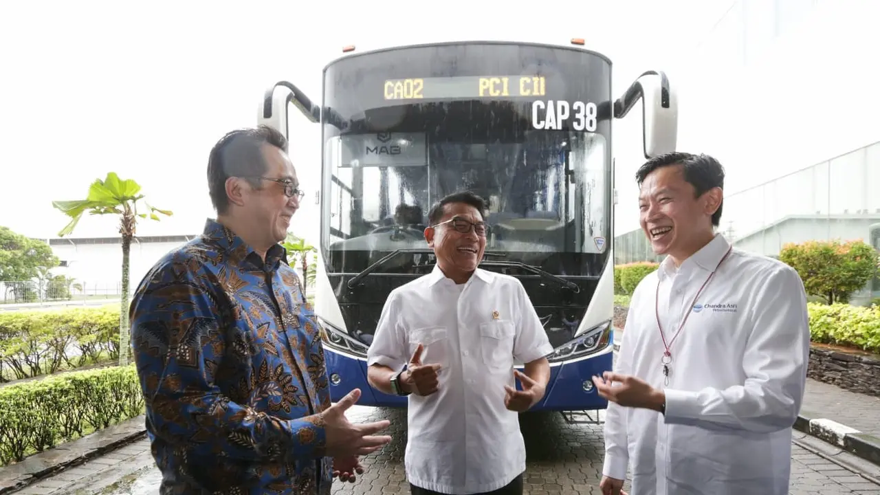 Kepala Staf Kepresidenan Moeldoko (tengah) meresmikan peluncuran dua bis listrik sebagai kendaraan operasional antar jemput karyawan PT. Chandra Asri Petrochemical di Cilegon, Provinsi Banten (Tim Humas Kantor Staf Presiden)