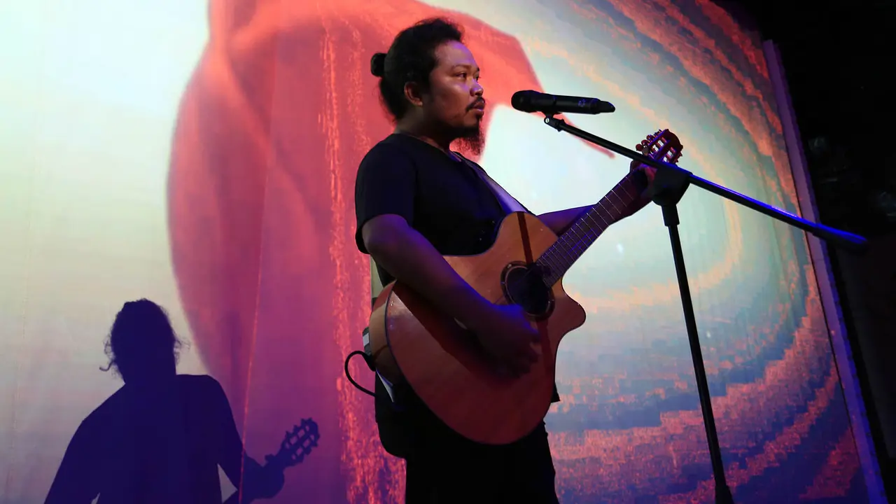 [Bintang] Reaksi Is Saat Payung Teduh Menang di SCTV Music Awards 2018