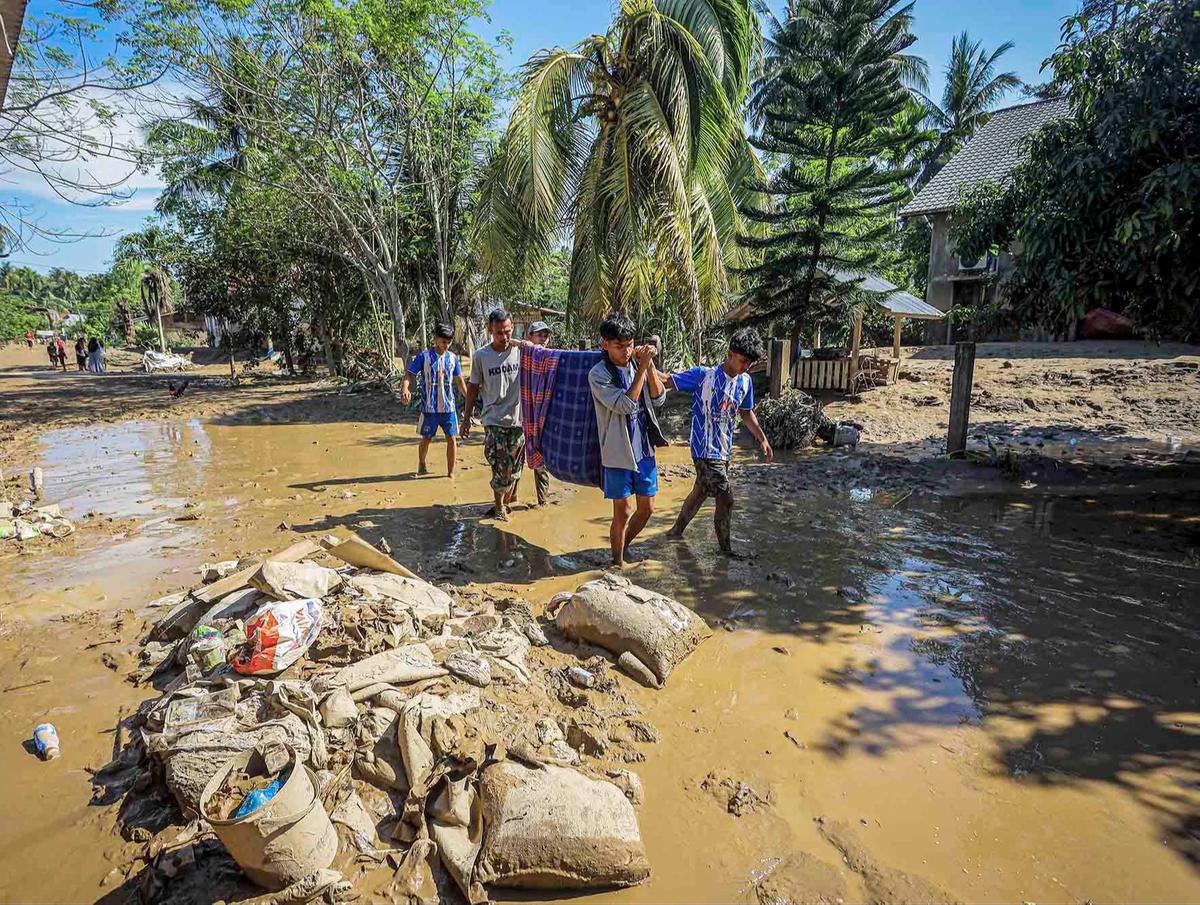 FOTO: Beratnya Evakuasi Korban Banjir Bandang di Bireuen, Aceh