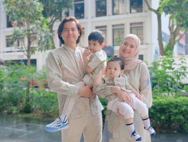 Merayakan hari raya Idul Adha di Singapura, Cut Meyriska dan Roger Danuarta banyak membagikan momen serunya saat bersama buah hati. Dalam momen liburan tersebut keduanya banyak mengunjungi tempat-tempat seru yang dibagikan dalam bentuk video dalam media sosial Instagram. (Liputan6.com/IG/@rogerojey)