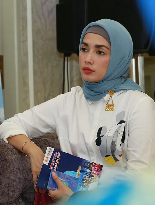 "Paling mental aja sih, karena umroh ga cuma punya uang jalan kesana. Tapi disana ibadah dan butuh fisik yang kuat. Ini mulai sakit jadi hati-hati, karena kerja keras disana. Minum obat sama vitamin," tutur wanita cantik ini. (Deki Prayoga/Bintang.com)