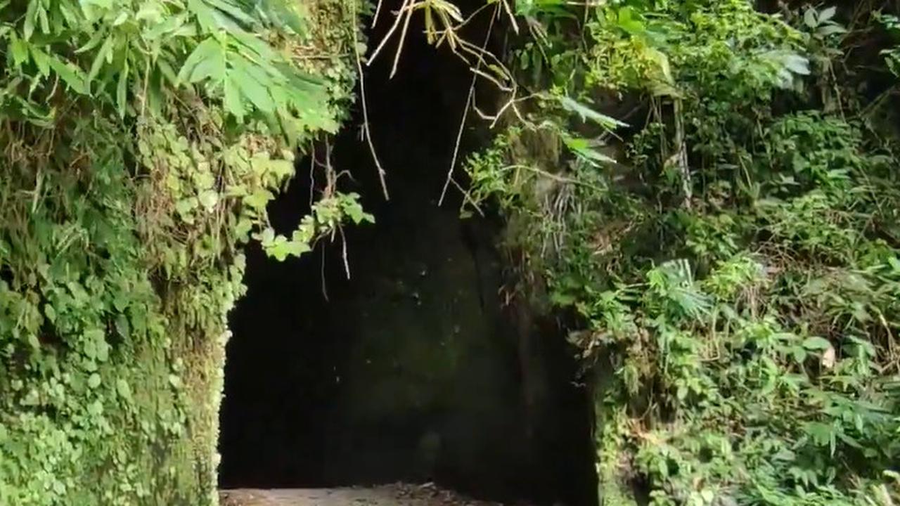 Melihat Terowongan yang Membelah Gunung di Naringgul Cianjur