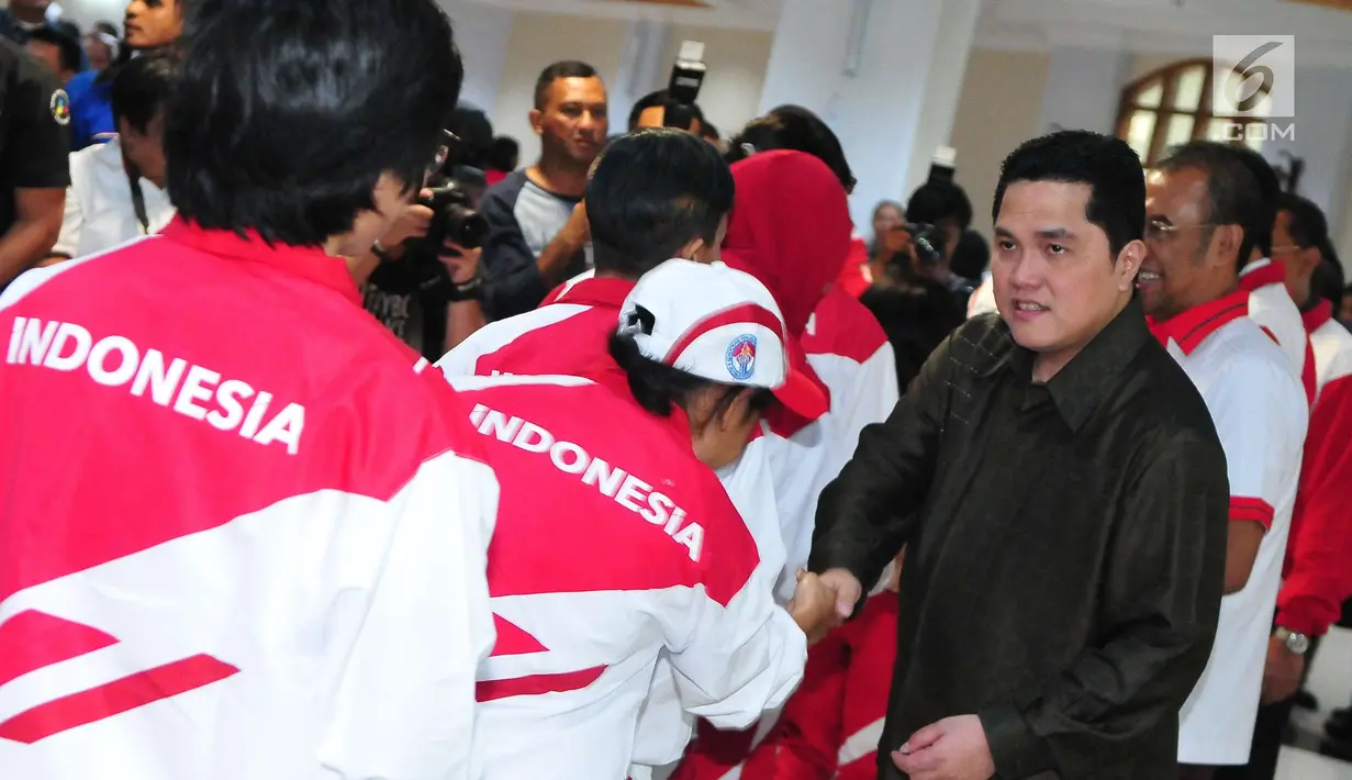 Ketua KOI, Erick Thohir bersalaman saat mengukuhkan kontingen Indonesia untuk SEA Games 2017 di Auditorium Wisma Menpora, Jakarta, Rabu (8/2). SEA Games 2017 Kuala Lumpur yang akan digelar 19-31 Agustus. (Liputan6.com/Helmi Afandi)