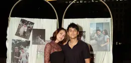 Usai pemotretan, pasangan ini melanjutkan perayaan dengan makan malam romantis yang intimate. Dekorasi penuh lilin dan rangkaian bunga mawar merah menciptakan suasana hangat sekaligus dreamy.
