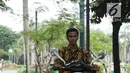 Petugas mencoba motor listrik di sekitar halaman Monumen Nasional, Jakarta, Kamis (13/12). 20 unit motor listrik merek Viar Q1 siap menjadi kendaraan operasional petugas di Kawasan Monas Jakarta. (Liputan6.com/Helmi Fithriansyah)