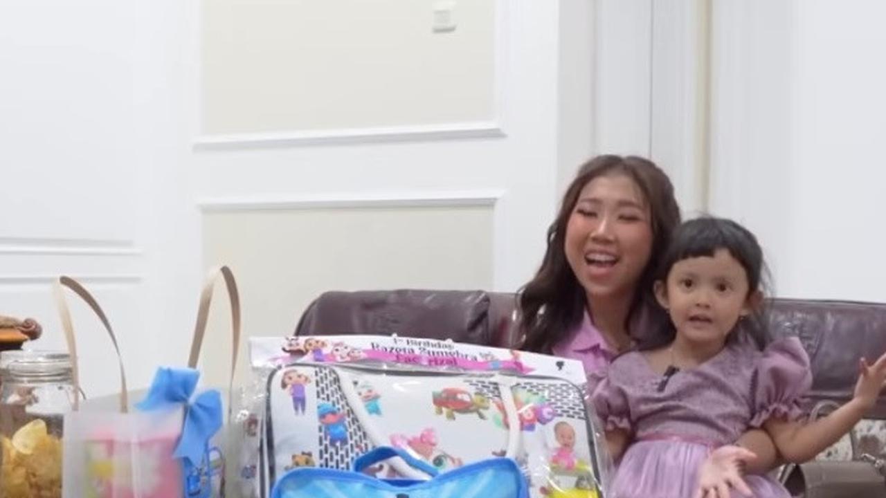 Momen Kiky Saputri Unboxing Souvenir Ulang Tahun Rayyanza dan Mehra Keponakan Ayu Ting Ting