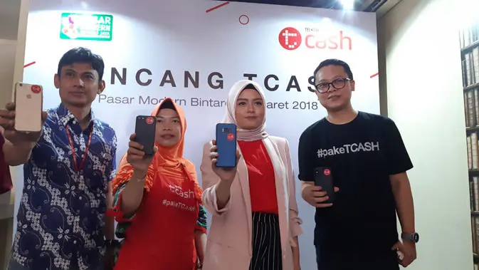 Pimpinan Unit BTC Pasar Modern Tri Murhayanto (kiri), pedagang lapak ayam broiler Siti, Tika Ramlan, dan Head of Tcash Lifestyle Herman Suharto dalam dalam konferensi pers mengenai Tcash di Pasar Modern Bintaro. (Liputan6.com/ Agustin Setyo W).