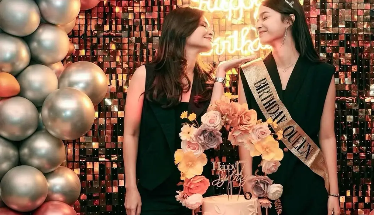 Ketika merayakan ulang tahun bersama keluarga, Sydney terlihat sangat serasi dengan Cut Tari dalam balutan sleeveless outfit hitam polos yang simpel namun stylish. [@cuttaryofficial/@sydneyazkassya].