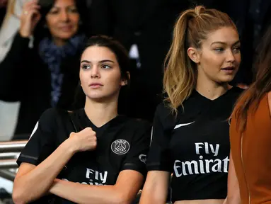  Model Amerika Kendall Jenner (kiri) dan Gigi Hadid (kanan) menyaksikan partai  Ligue 1 Perancis antara PSG and Olympique Marseille di Parc des Princes stadium,Paris, Minggu (04/10/2015). PSG menang 2-1. (EPA/Ian Langsdon)