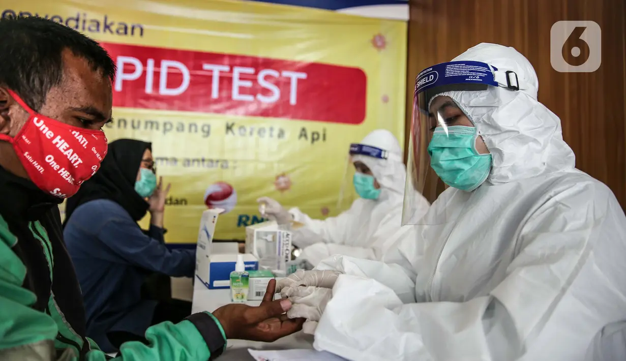 Calon penumpang melakukan rapid test di Stasiun Pasar Senen, Jakarta, Senin (27/7/2020).  Penyediaan layanan Rapid Test merupakan bentuk peningkatan pelayanan KAI dalam rangka menerapkan protokol kesehatan yang ketat pada moda transportasi kereta api. (Liputan6.com/Faizal Fanani)
