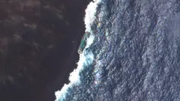 Foto satelit menunjukkan kapal tanker minyak berbendera Mauritius Tresta Star terlihat kandas di pulau Reunion di lepas Madagaskar setelah Topan Batsirai Senin, 7 Februari 2022. (Planet Labs PBC via AP)