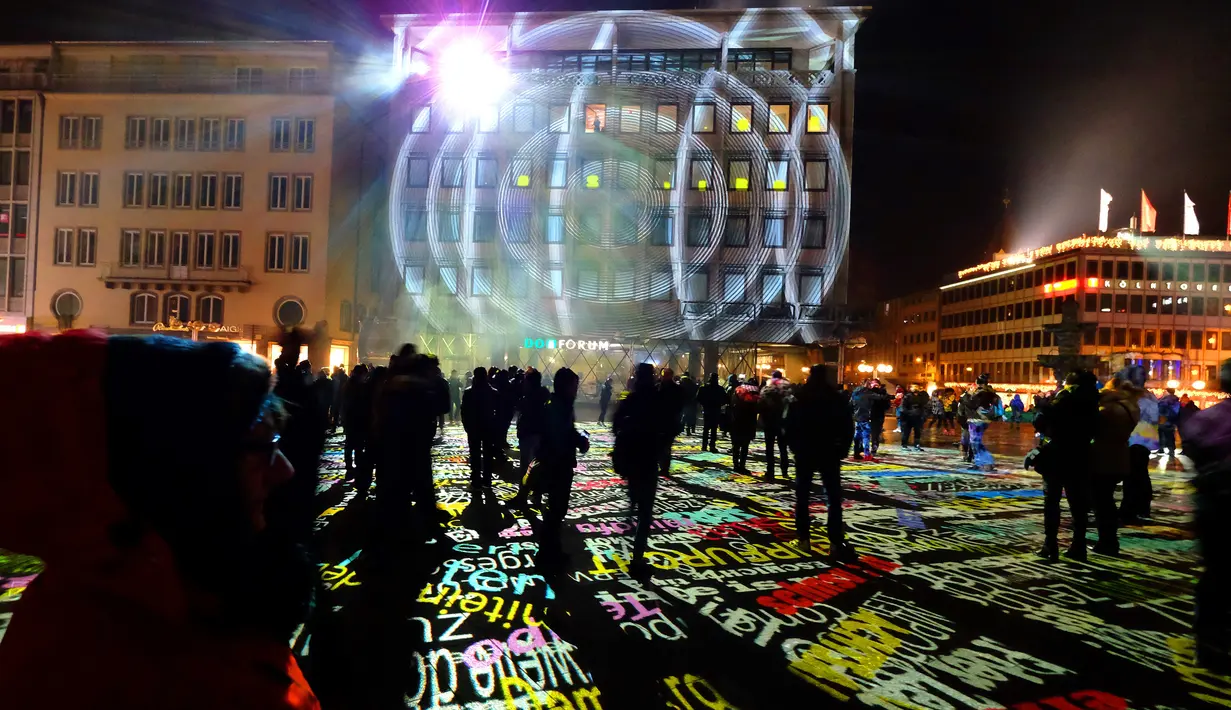 Instalasi cahaya laser yang menghiasi lapangan di depan gedung Katedral Cologne, Jerman (31/12). Di negara Jerman, malam tahun baru dimeriahkan dengan instalasi laser yang dramatis. (AFP/Patrik Stollarz)