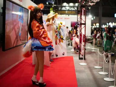 Seorang model mengenakan kostum karakter video game saat gelaran Tokyo Game Show 2018 di Tokyo, Jepang, Jumat (21/9). Salah satu perhelatan gaming terbesar untuk kawasan Asia tersebut diadakan hingga 23 September nanti. (AFP / Martin BUREAU)