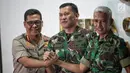 Kasubdispenum AU Letkol Sus M Yuris dan Kapendam Jaya Kolonel Inf Kristomei Sianturi dan Kombes Pol Argo Yuwono bersalam komado usai menyampaikan keterangan terkait penembakan Letkol Dono Kuspriyanto di Jakarta, Rabu (26/12). (Liputan6.com/Faizal Fanani)