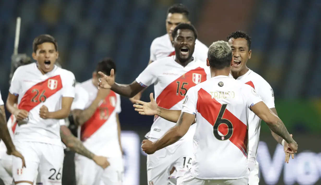 Para pemain Peru merayakan kemenangan timnya atas Paraguay pada perempat final Copa America 2021 di Estadio Olimpico Pedro Ludovico, Brasil, Sabtu (3/7/2021) dini hari WIB. Peru berhasil mengalahkan Paraguay dalam drama adu penalti dengan skor 4-3. (AP Photo/Andre Penner)