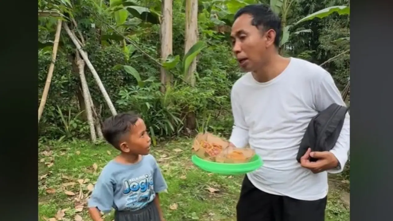 Viral Guru Beri Hadiah pada Muridnya yang Buktikan Ada Sapi Makan Martabak. foto: TikTok @pak_ributguruviral