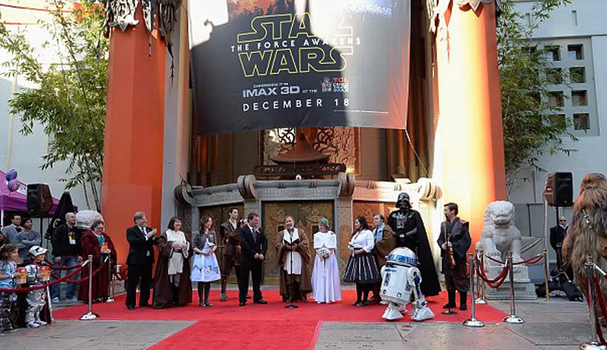 Suasana upacara pernikahan pasangan Caroline Ritter dan Andrew Porters yang bertema film Star Wars: The Force Awakens yang digelar di depan sebuah gedung bioskop di Hollywood, Los Angeles,  Kamis (17/12).(dailymail.co.uk)
