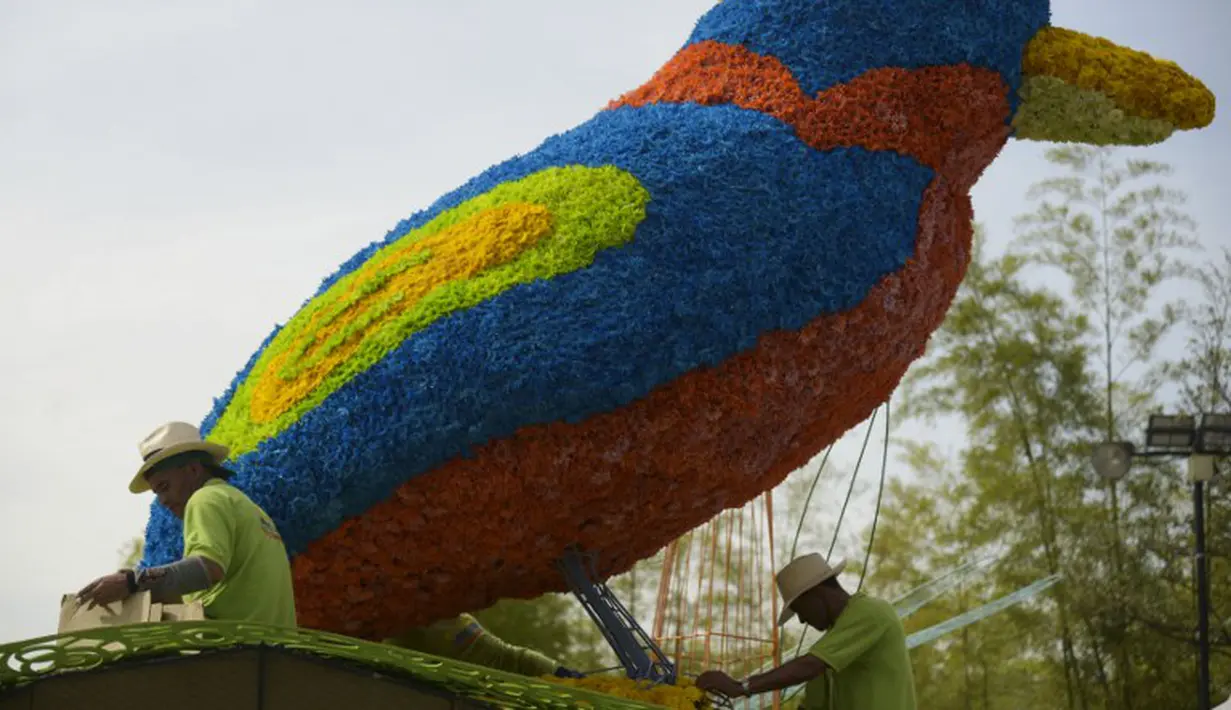 Burung raksaksa dengan aneka warna indah ini adalah rangkaian bunga yang beraneka warna. Foto diambil pada 31 Juli 2014 saat Festival Bunga Medellin di Kolombia (AFP PHOTO/Raul ARBOLEDA)